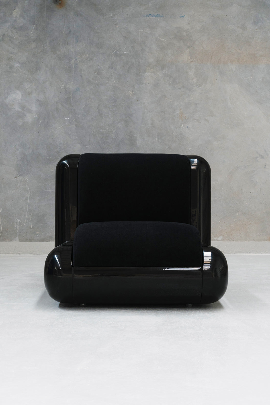 Uma_T4_lounge_chair_black1