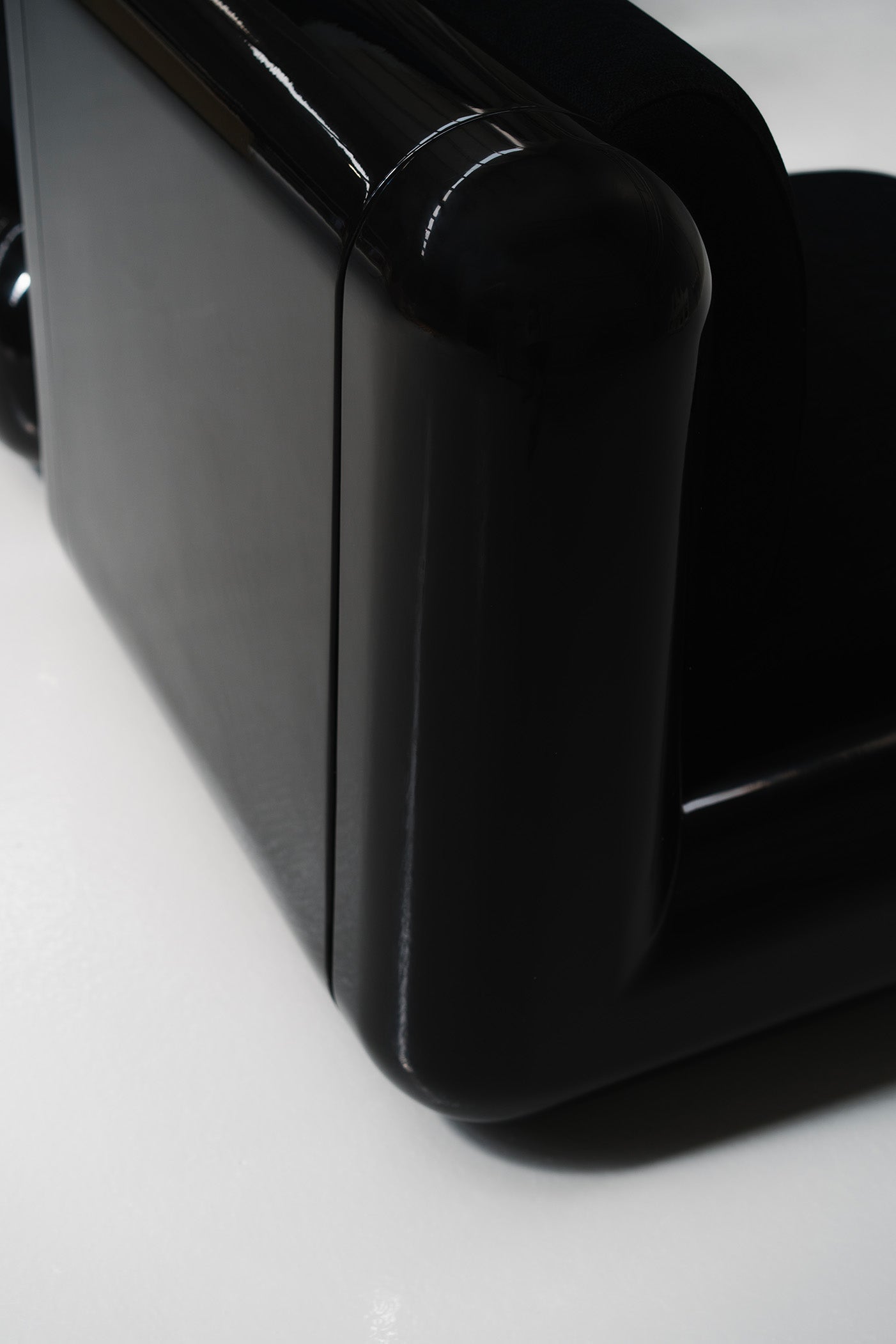 Uma_T4_lounge_chair_black3
