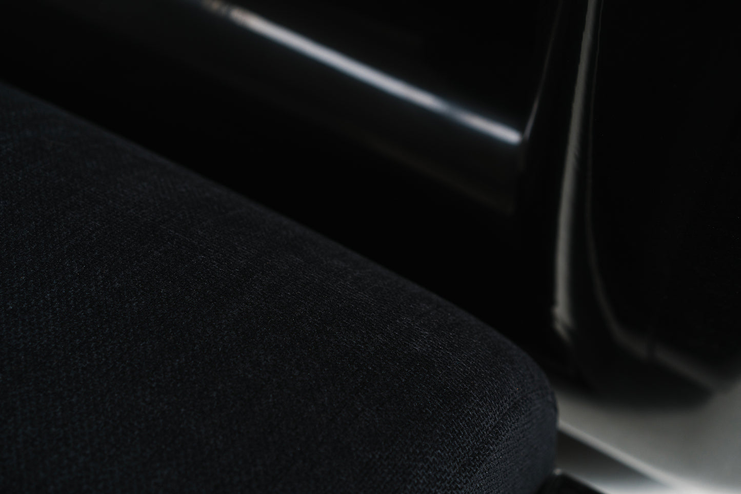 Uma_T4_lounge_chair_black4