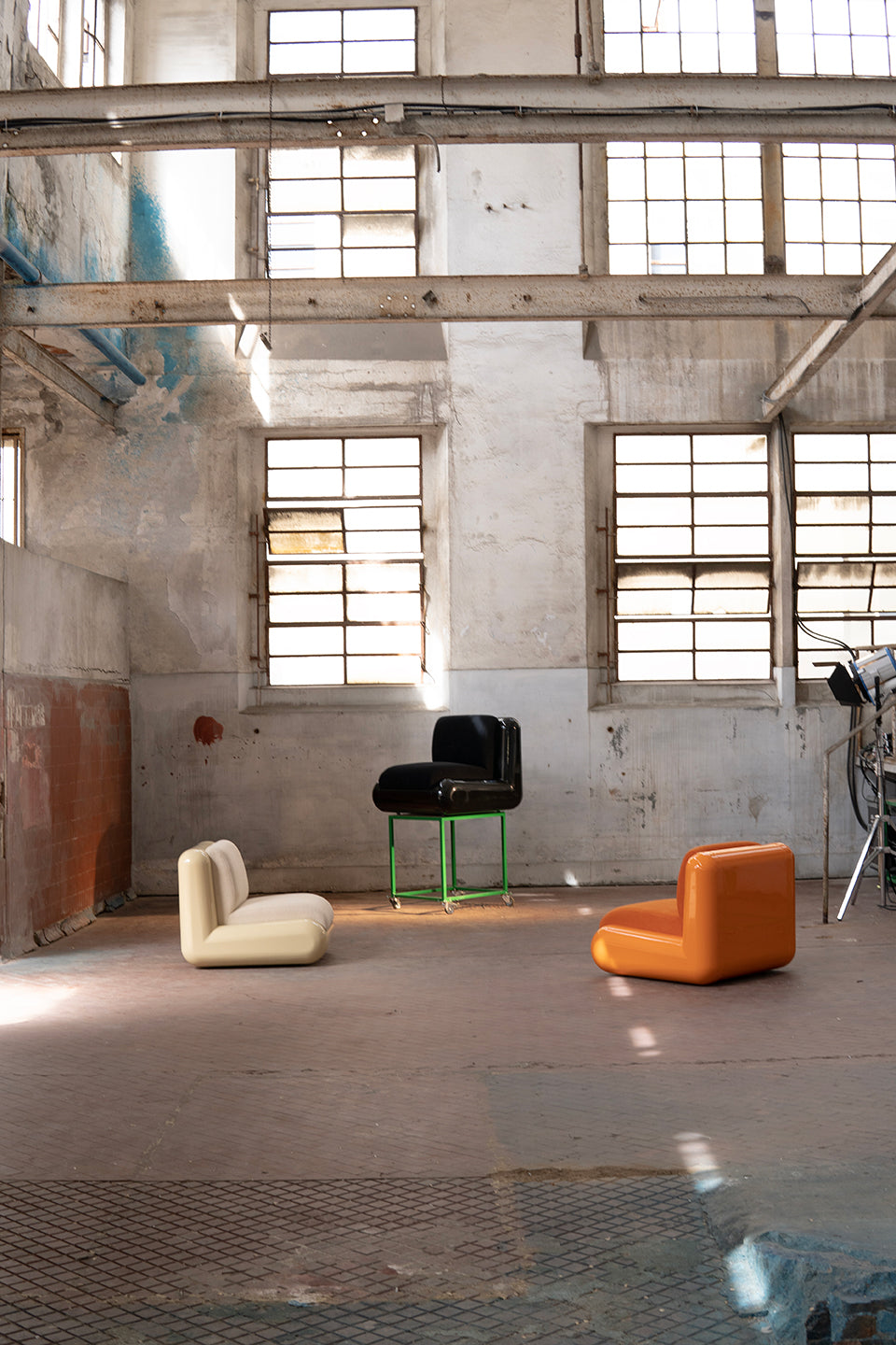 Uma_T4_lounge_chair_black_orange_cream