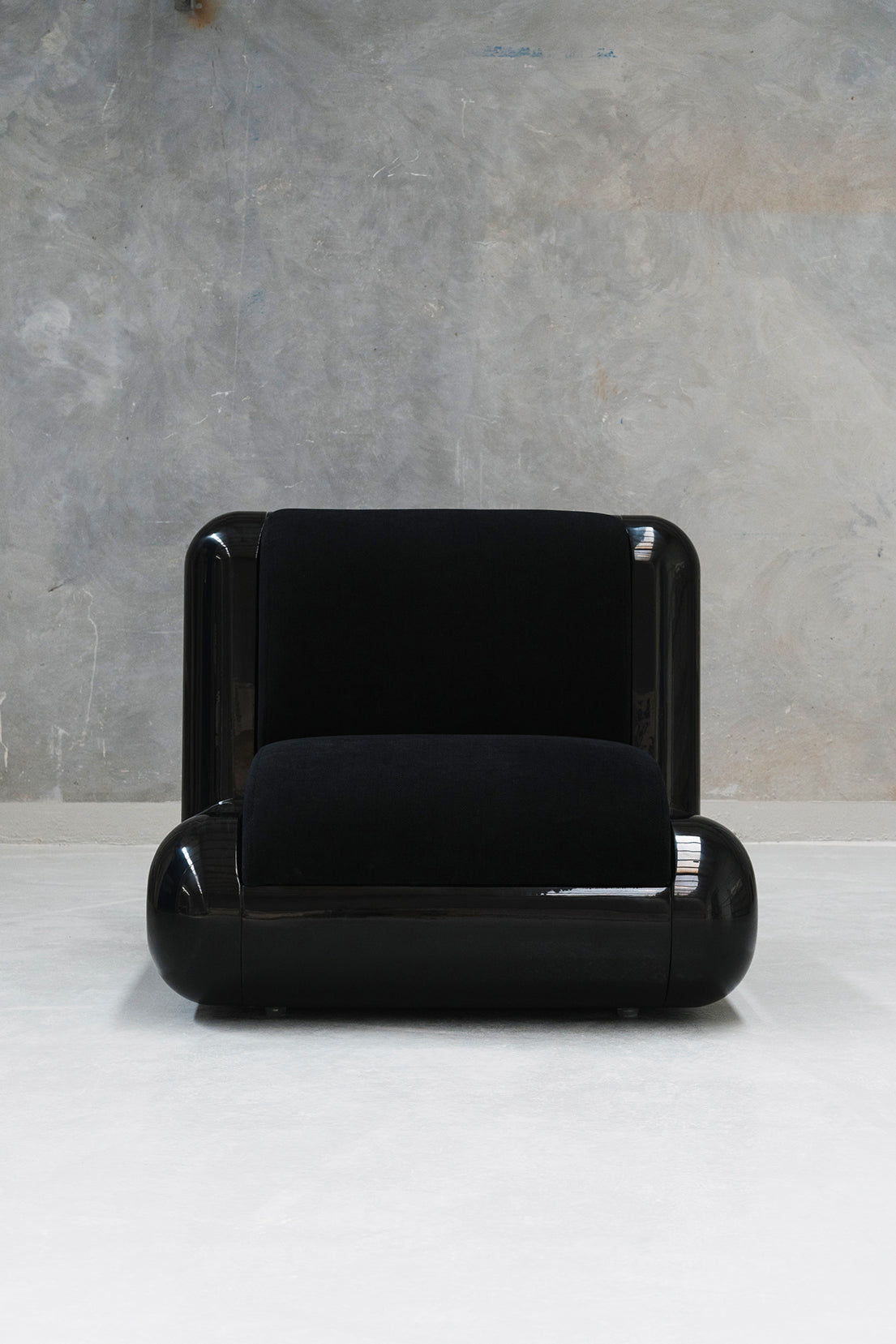     Uma_T4_lounge_chair_black1