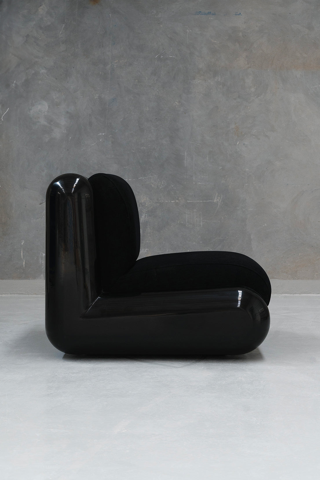 Uma_T4_lounge_chair_black2