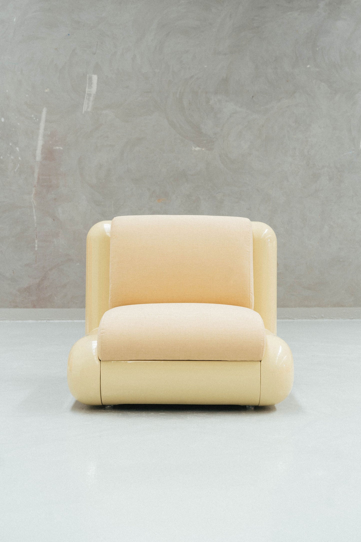 Uma_T4_lounge_chair_cream1
