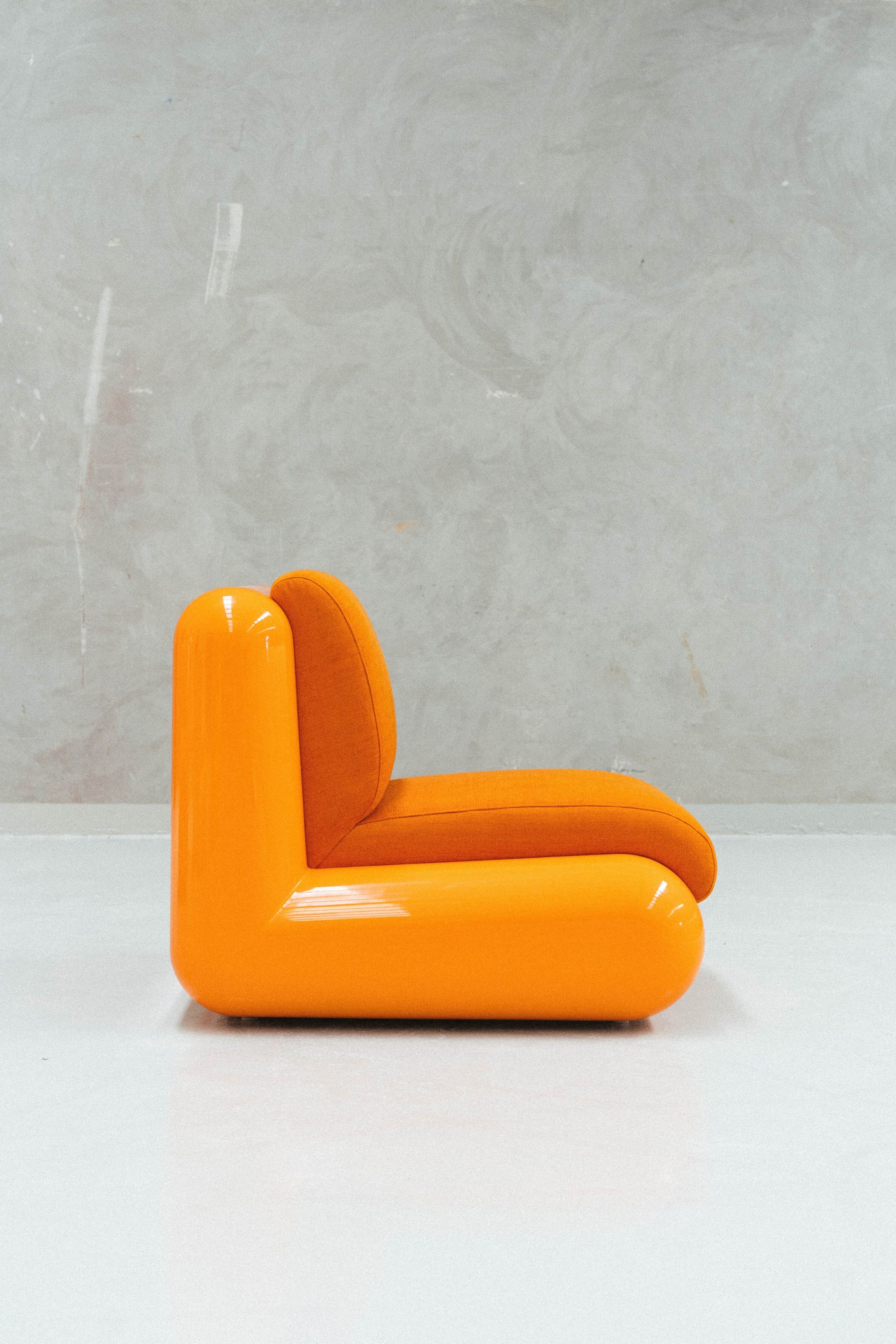 Uma_T4_lounge_chair_orange3